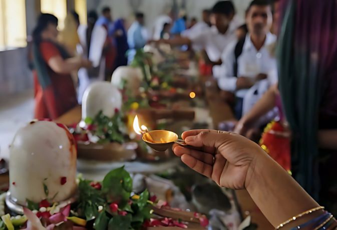 शिवलिंग पर जल और बिल्वपत्र अर्पित करें